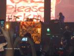 Axl tient une bannière qui dit 'Axl baise-moi !' durant le show à Monterrey du 2 juin