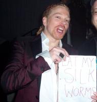 Axl en train de faire le con avec un fan à la soirée du Fashion Designers Hall of Fame