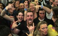 Les fans du groupe en attendant l'arrivée de GN'R sur scène à Auckland en Nouvelle-Zélande