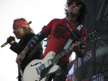 Axl Rose et Richard Fortus live à Helsinki en Finlande le 5 juin 2010