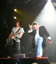 Richard Fortus et Axl Rose live à Saint-Petersbourg en Russie le 6 juin 2010