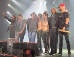 Guns N' Roses salue le public à Saint-Petersbourg en Russie en 2010