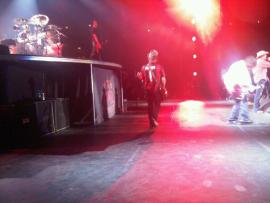 D.J. Ashba avec un maillot du Milan A.C., live à Milan
