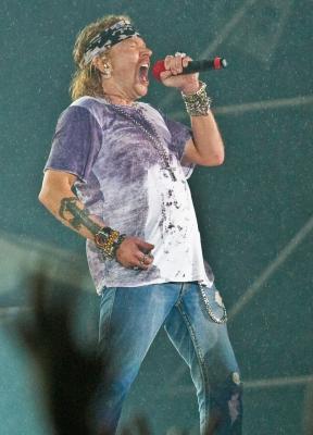 http://www.gnrfrance.net/groupe/miniature.php?tnH=400&url=/concerts/2009/1211_taipei/axl03.jpg