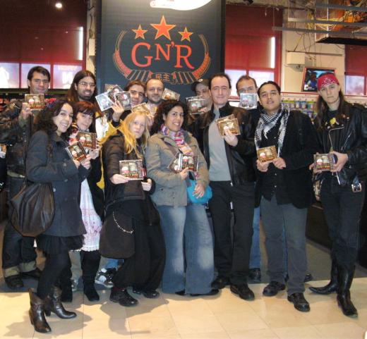 Photo de groupe au Virgin Megastore devant Chinese Democracy