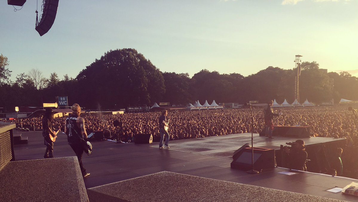 Guns n' roses nijmegen 2017 angus young guest