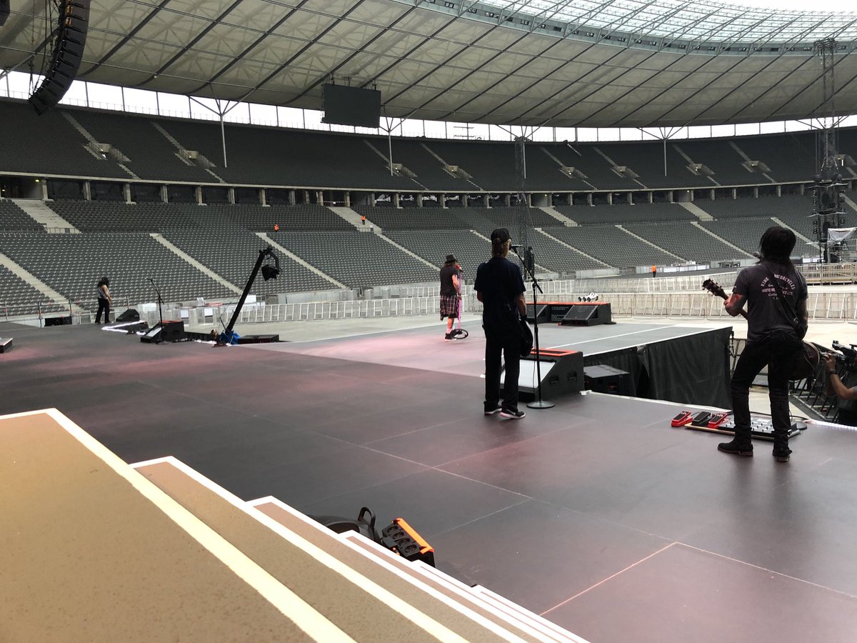 Guns n' roses berlin germany 03/06/2018 soundcheck slither shadow of your love