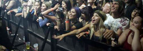 Des fans de Guns N' Roses à un concert du groupe à Los Angeles en 2006