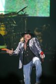 Concerts 2010 south america 0320 santiago axl02