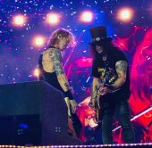Concerts 2018 1117 taipei concert duff slash01