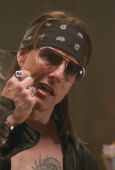 Tom Cruise se prenant pour Axl Rose dans Rock Forever (Rock of Ages)