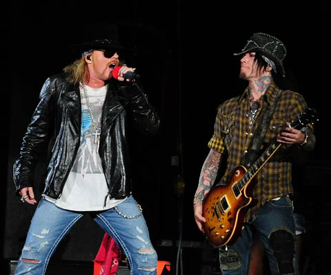 Axl Rose et D.J. Ashba live en Australie en 2010
