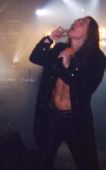 Concerts 2001 1229 vegas axl01