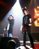 Concerts 2010 europe 0608 moscow axl tommy02