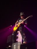 Concerts 2010 europe 0913 paris bercy gnr dj ashba03