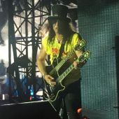 Concerts 2016 0724 east rutherford slash03