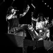 Concerts 2016 0724 east rutherford slash08