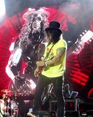 Concerts 2016 0724 east rutherford slash12