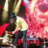 Concerts 2016 0724 east rutherford slash14