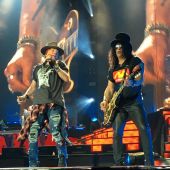 Concerts 2016 0805 houston axl slash01