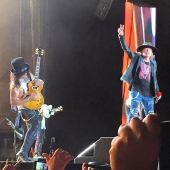 Concerts 2016 1029 santiago axl slash02