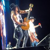 Concerts 2016 1029 santiago axl slash03