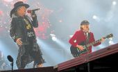 Concerts axldc 20160526 hamburg axl rose angus young02