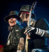 Axl Rose D.J. Ashba live 2011 photo par Katarina Benzova