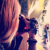 Katarina Benzova prenant une photo de D.J. Ashba live