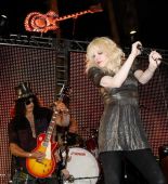 Slash 20091002 las vegas courtney love04