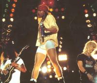 Slash, Axl Rose et Duff McKagan live en 1992